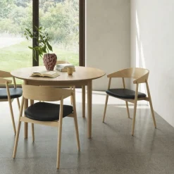 Andersen Furniture AC2 Stol Hvidpigmenteret Mat Lakeret Bøg Sort PU Læder