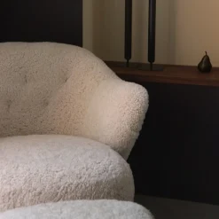 Audo Copenhagen Ingeborg Med Fodskammel Fåreskind Moonlight/Røget Eg