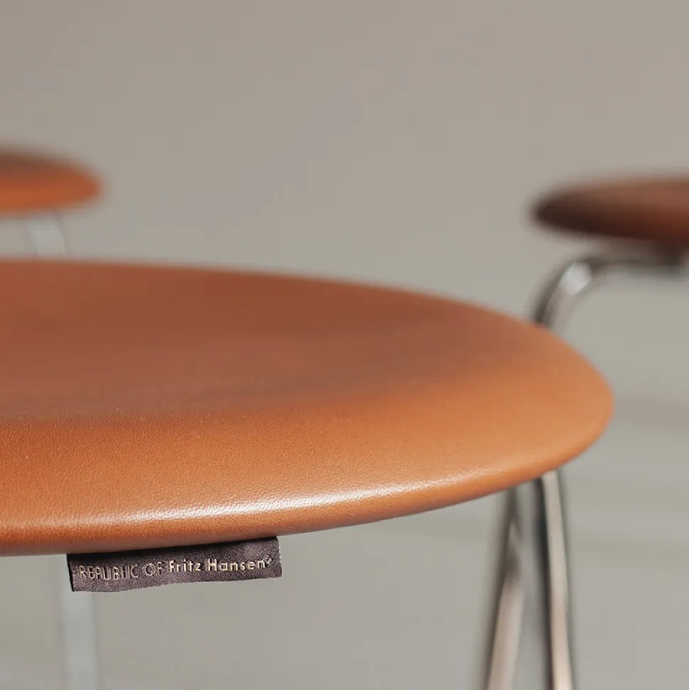 Fritz Hansen M3170 High Dot Wild Leather Walnut