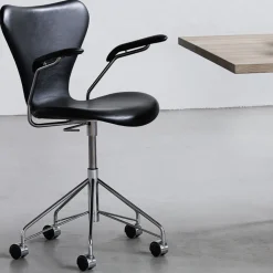 Fritz Hansen Serie 7 Drejearmstol Fuldpolstret Læder