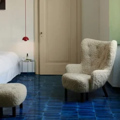 &Tradition VB3 Petra & ATD1 Pouf Sheepskin Moonlight/Oiled Walnut